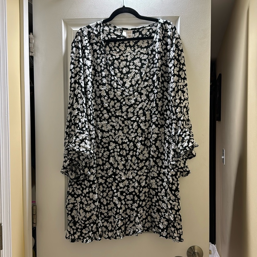 Anne Cole. Black and white floral beach coverup. Women’s size L/XL. NWT!